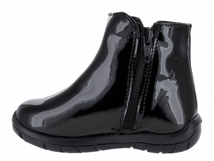 Bota corta de charol negro con un moño decorativo brillante en la parte frontal.
