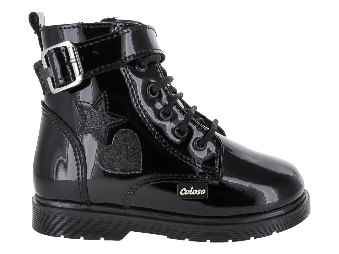 Bota de charol negro brillante con detalles de estrella y corazón y hebilla plateada.