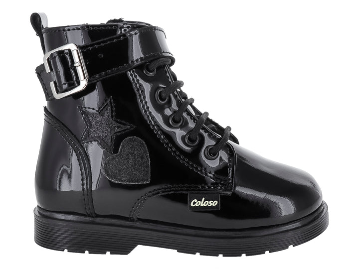 Bota de charol negro brillante con detalles de estrella y corazón y hebilla plateada.