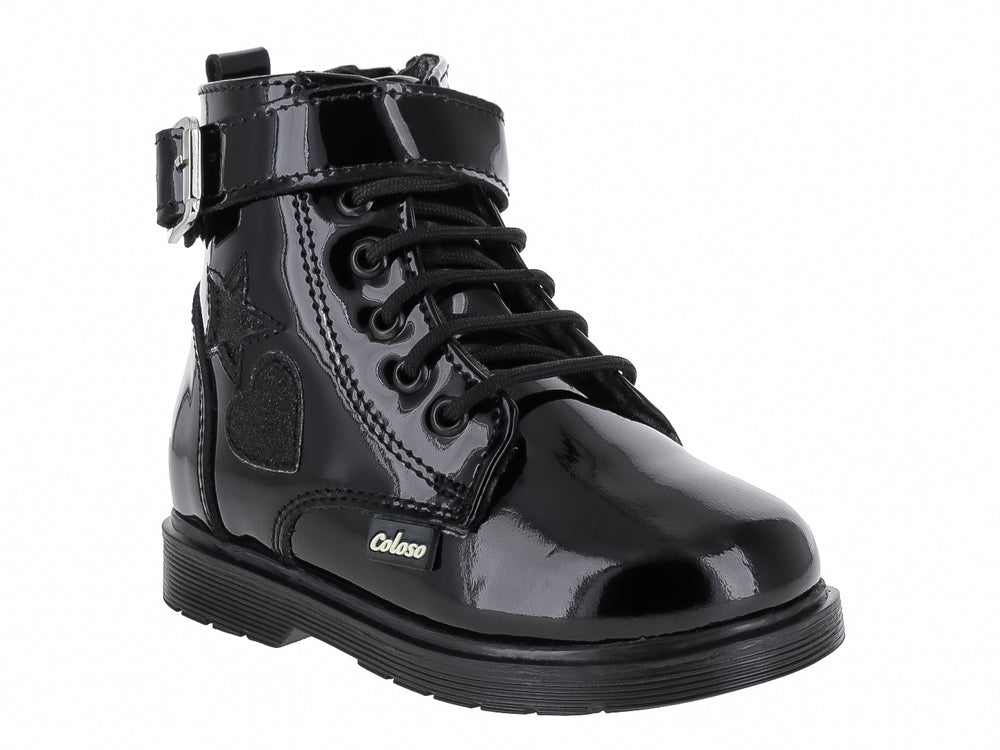 Bota de charol negro brillante con detalles de estrella y corazón y hebilla plateada.