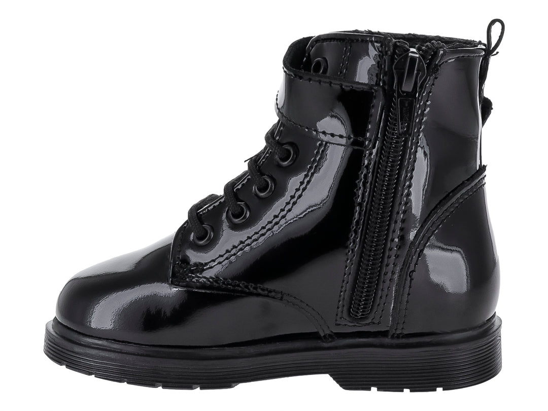 Bota de charol negro brillante con detalles de estrella y corazón y hebilla plateada.