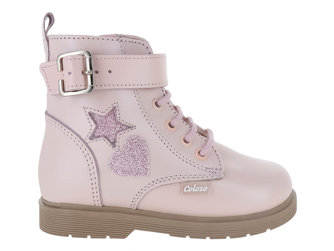 Botas infantiles color rosa pastel con aplicaciones de estrella y corazón brillantes y hebilla plateada.