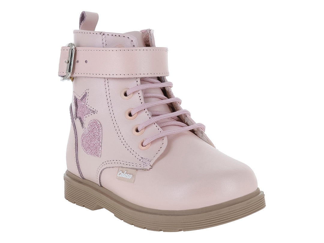 Botas infantiles color rosa pastel con aplicaciones de estrella y corazón brillantes y hebilla plateada.