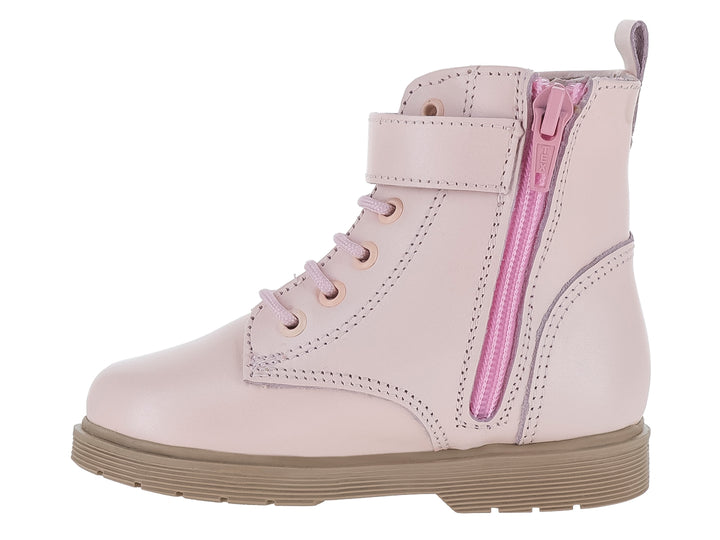 Botas infantiles color rosa pastel con aplicaciones de estrella y corazón brillantes y hebilla plateada.