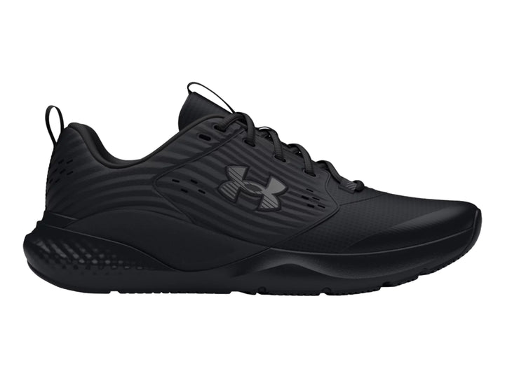Tenis deportivos Under Armour Charged Commit TR 4 en color negro total, vista lateral.
