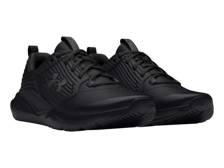 Tenis deportivos Under Armour Charged Commit TR 4 en color negro total, vista lateral.