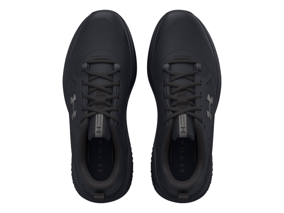 Tenis deportivos Under Armour Charged Commit TR 4 en color negro total, vista lateral.
