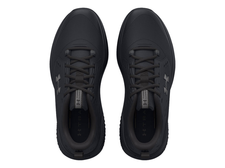 Tenis deportivos Under Armour Charged Commit TR 4 en color negro total, vista lateral.