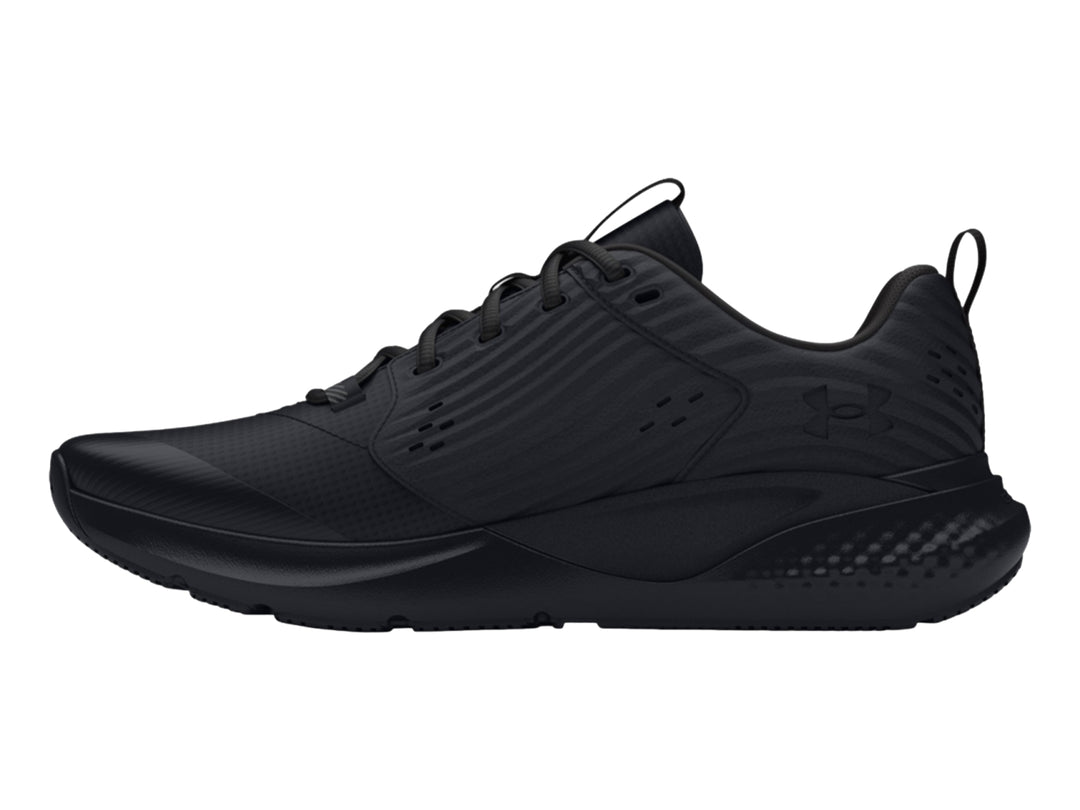 Tenis deportivos Under Armour Charged Commit TR 4 en color negro total, vista lateral.
