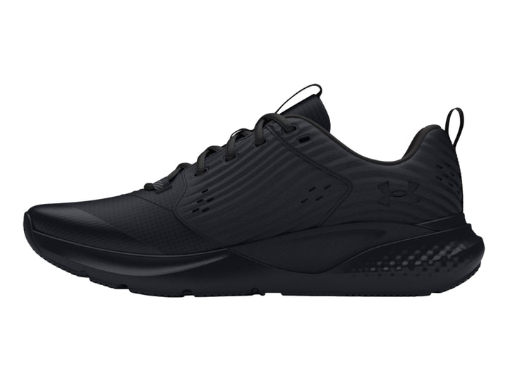 Tenis deportivos Under Armour Charged Commit TR 4 en color negro total, vista lateral.