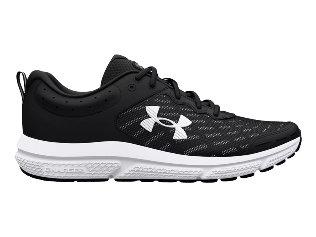 Tenis deportivos Under Armour Charged Assert 10 en color negro con suela blanca y logotipo lateral blanco.