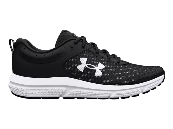 Tenis deportivos Under Armour Charged Assert 10 en color negro con suela blanca y logotipo lateral blanco.