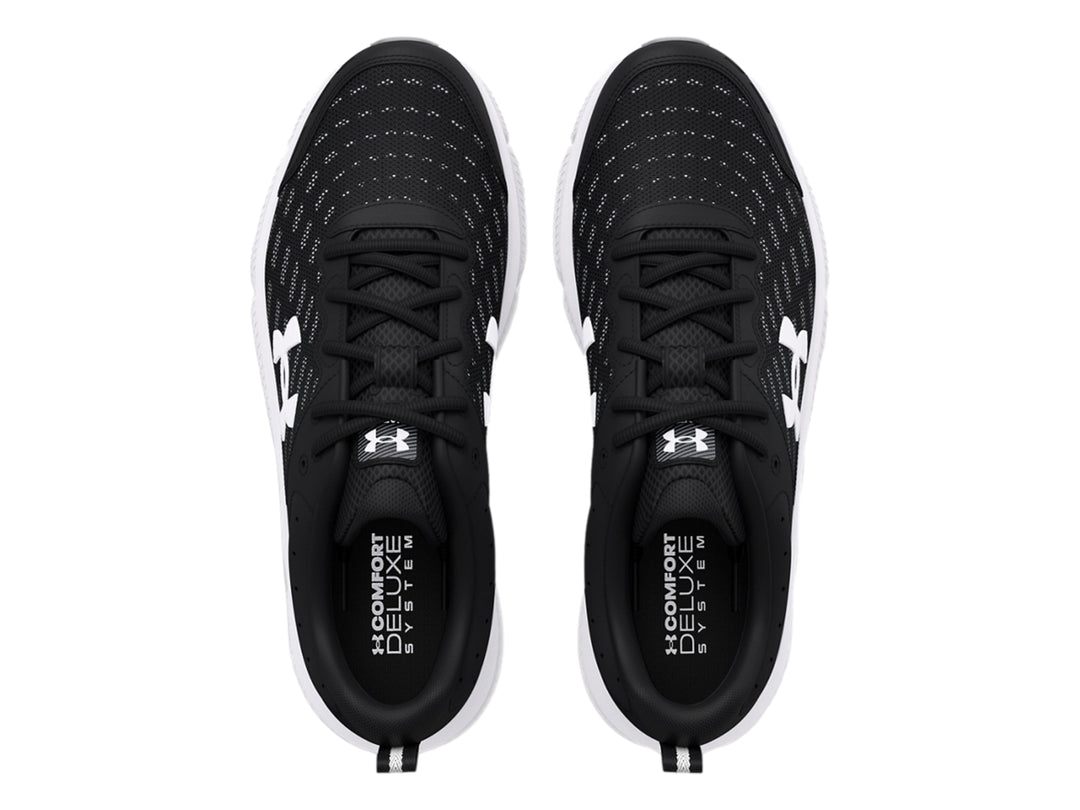 Tenis deportivos Under Armour Charged Assert 10 en color negro con suela blanca y logotipo lateral blanco.