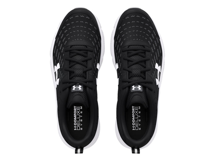 Tenis deportivos Under Armour Charged Assert 10 en color negro con suela blanca y logotipo lateral blanco.