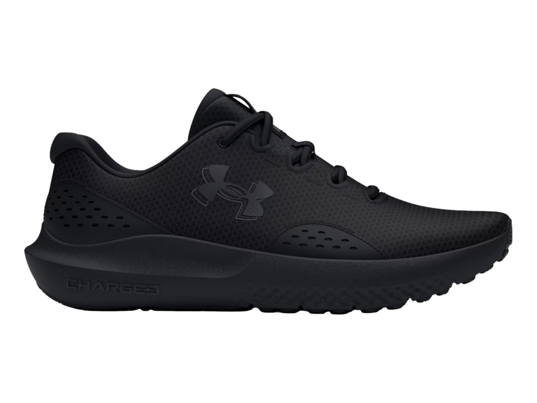 Tenis deportivos Under Armour Charged Surge 4 en color negro total con suela amortiguada.