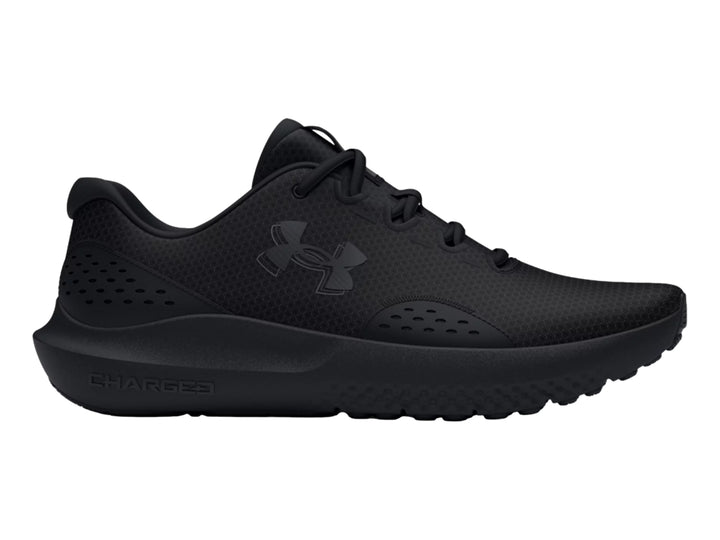 Tenis deportivos Under Armour Charged Surge 4 en color negro total con suela amortiguada.