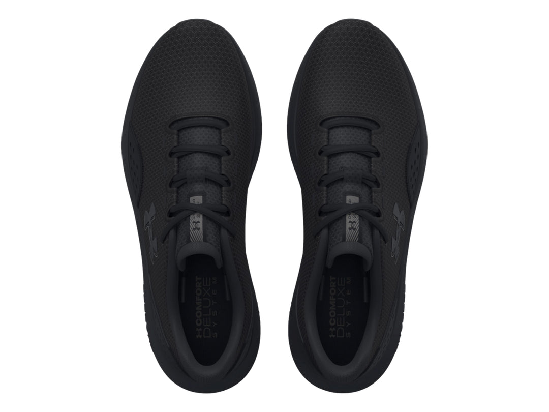 Tenis deportivos Under Armour Charged Surge 4 en color negro total con suela amortiguada.