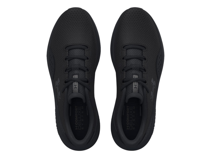 Tenis deportivos Under Armour Charged Surge 4 en color negro total con suela amortiguada.