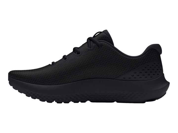 Tenis deportivos Under Armour Charged Surge 4 en color negro total con suela amortiguada.