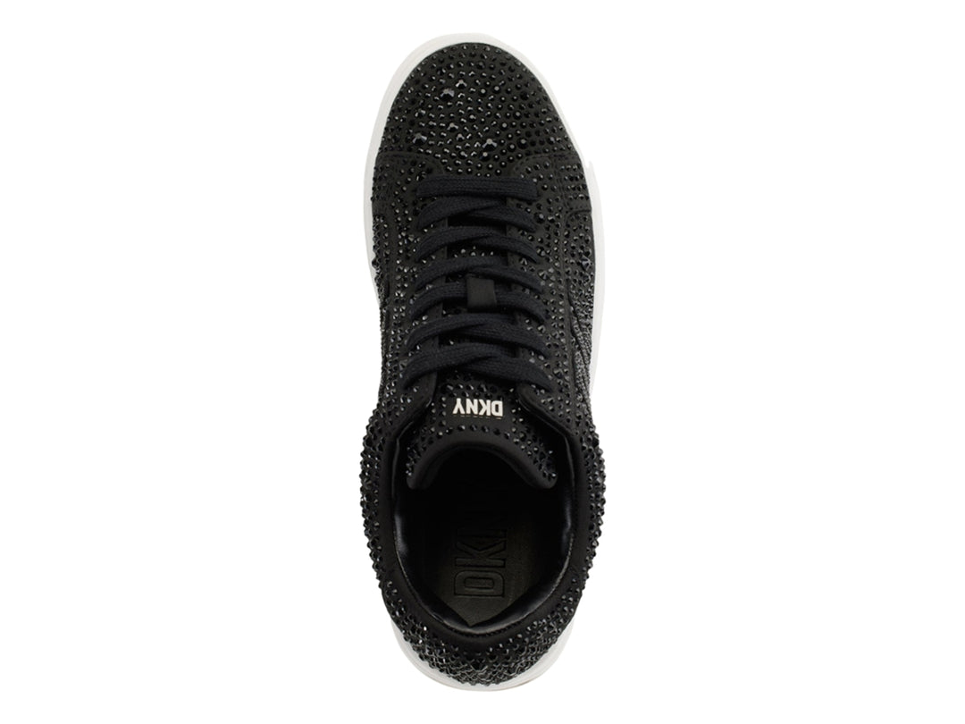Tenis DKNY color negro con incrustaciones de cristales brillantes y suela blanca.