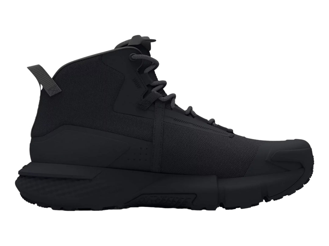 Botín deportivo Under Armour Charged Valsetz Mid en color negro con suela robusta y corte medio.