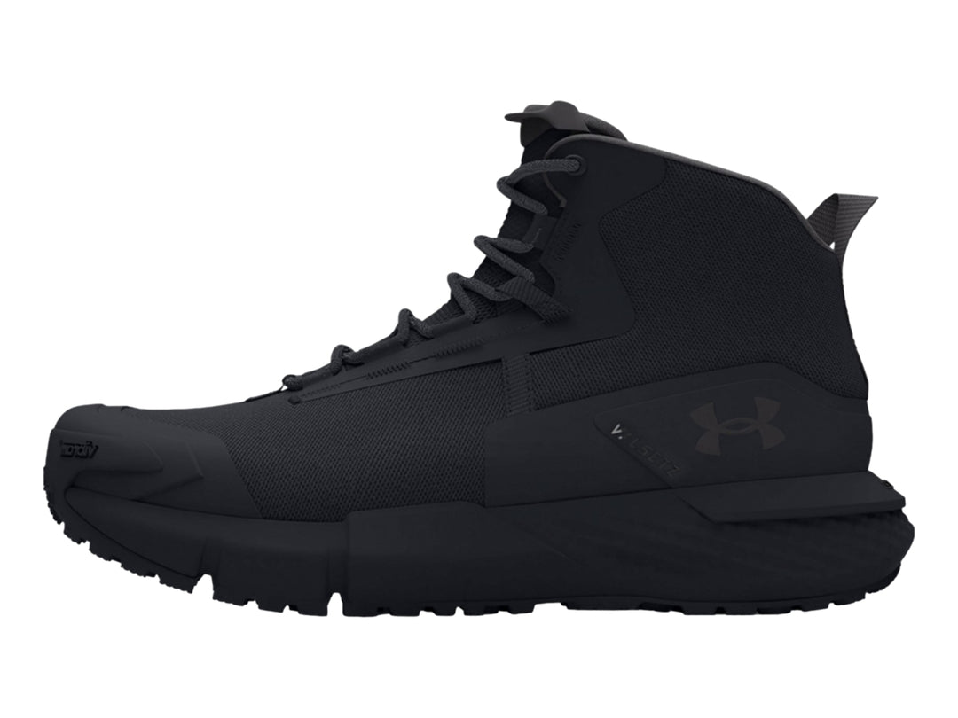 Botín deportivo Under Armour Charged Valsetz Mid en color negro con suela robusta y corte medio.