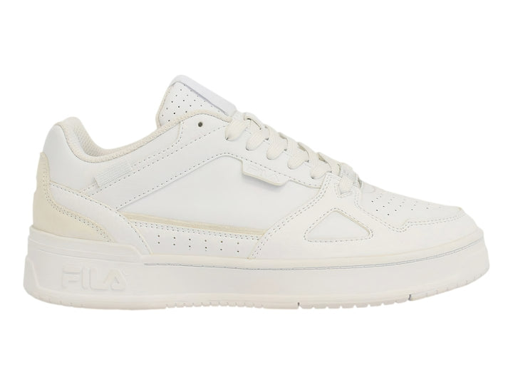 Tenis FILA Skypass Low color blanco, diseño deportivo de corte bajo con suela gruesa.