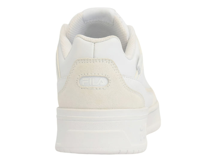Tenis FILA Skypass Low color blanco, diseño deportivo de corte bajo con suela gruesa.