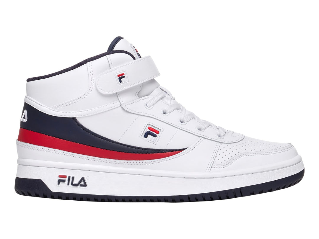 Tenis FILA BB84 HIGH blancos con detalles en azul marino y rojo, diseño de bota alta con correa en el tobillo.