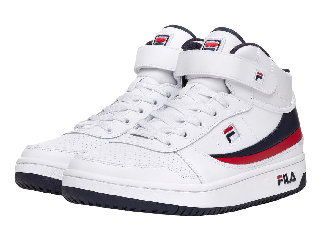 Tenis FILA BB84 HIGH blancos con detalles en azul marino y rojo, diseño de bota alta con correa en el tobillo.