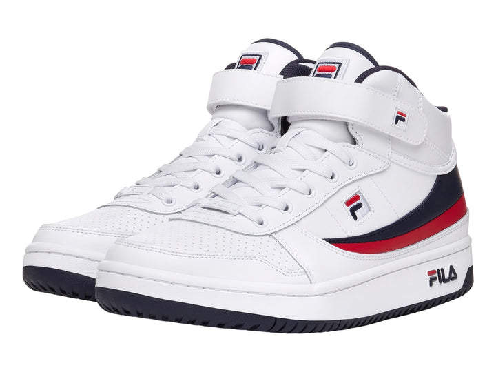 Tenis FILA BB84 HIGH blancos con detalles en azul marino y rojo, diseño de bota alta con correa en el tobillo.