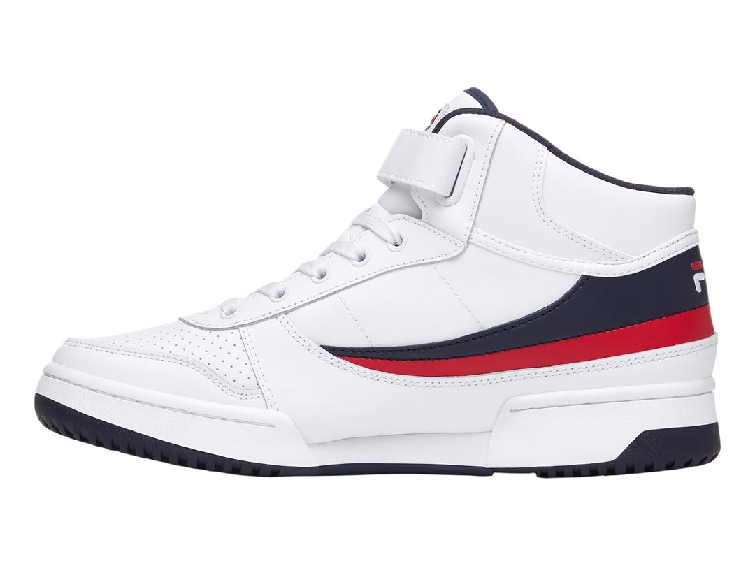 Tenis FILA BB84 HIGH blancos con detalles en azul marino y rojo, diseño de bota alta con correa en el tobillo.