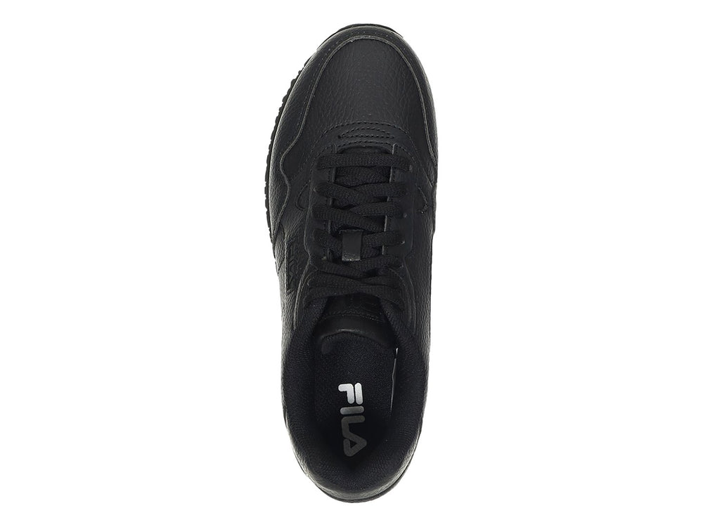 Tenis deportivos FILA para niño en color negro total con acabado mate y textura granulada.