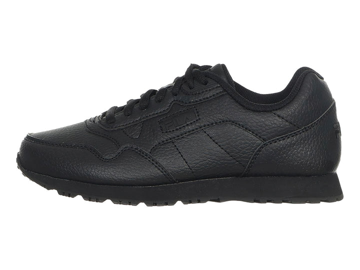 Tenis deportivos FILA para niño en color negro total con acabado mate y textura granulada.
