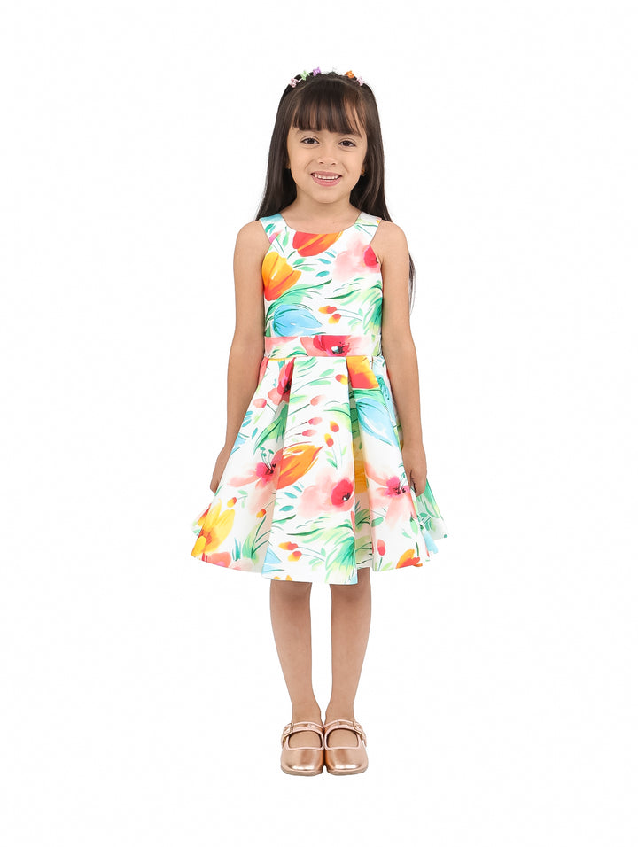 Niña con vestido corto sin mangas y estampado floral multicolor.