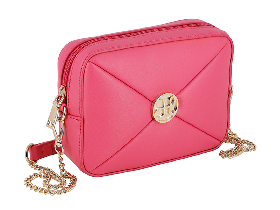 Bolso pequeño acolchado color fucsia con cadena dorada y logo metálico central.