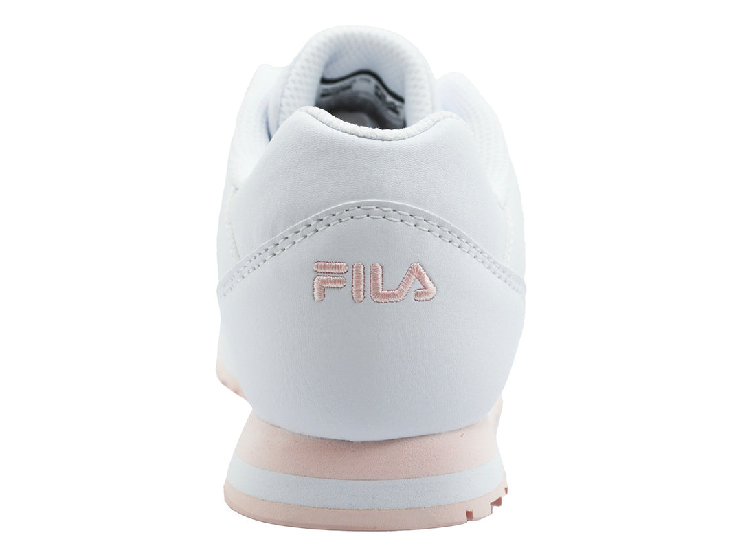 Tenis FILA blancos con suela en tono rosa pálido, diseño deportivo y casual.