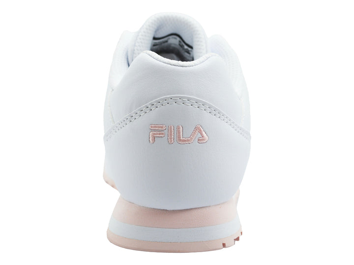 Tenis FILA blancos con suela en tono rosa pálido, diseño deportivo y casual.