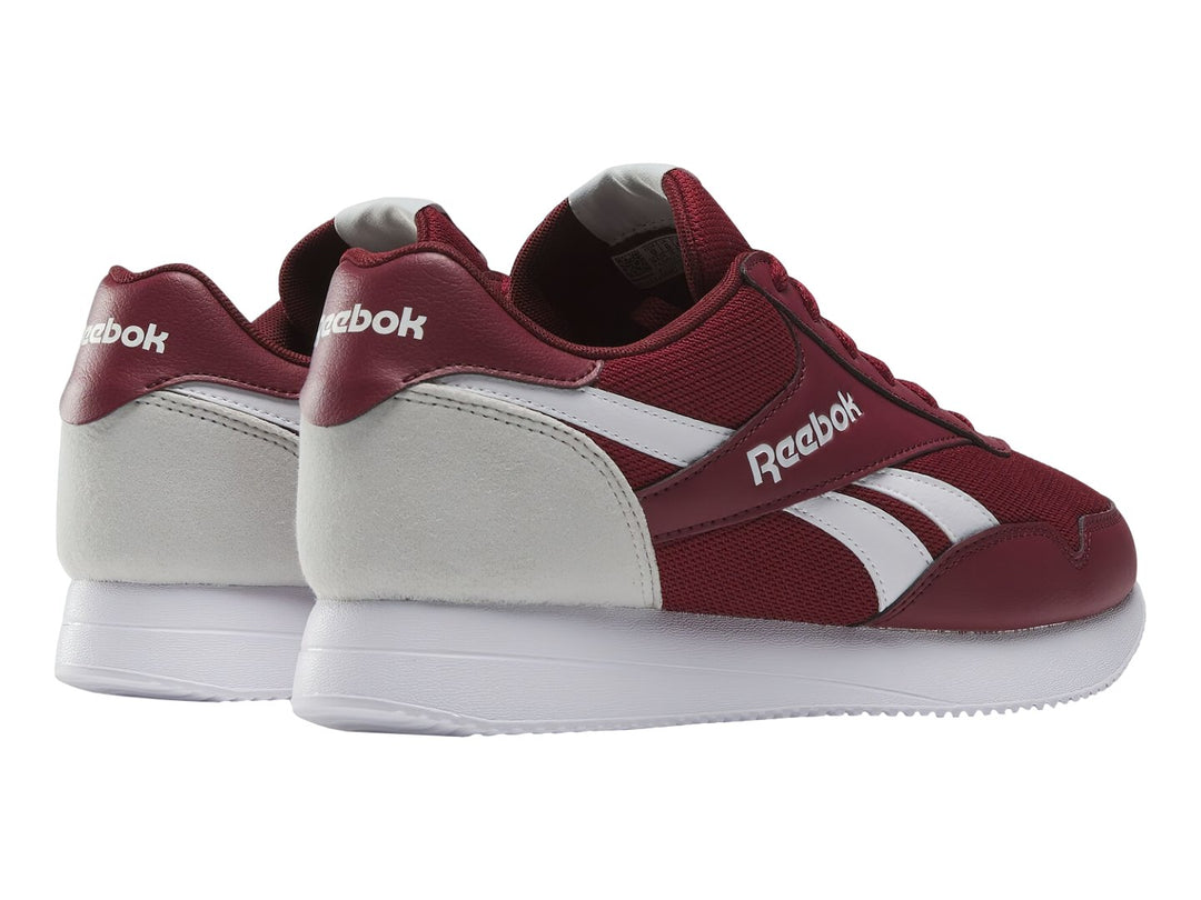 Tenis deportivos Reebok color rojo con detalles y suela blanca, vista lateral.