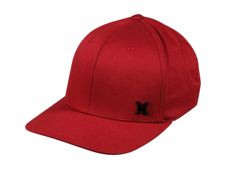 Gorra snapback de color rojo con visera plana y logotipo pequeño en el frente.
