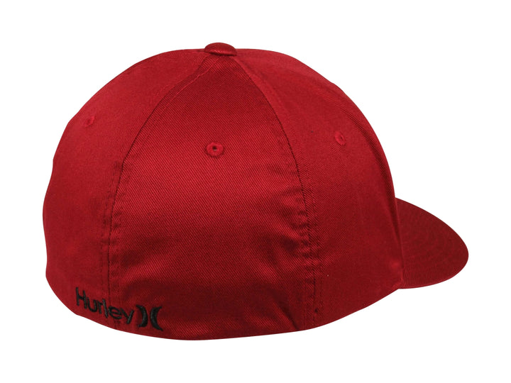 Gorra snapback de color rojo con visera plana y logotipo pequeño en el frente.