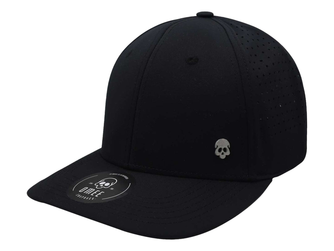 Gorra OMEE de color negro con visera plana y un pequeño detalle de calavera en el frente.