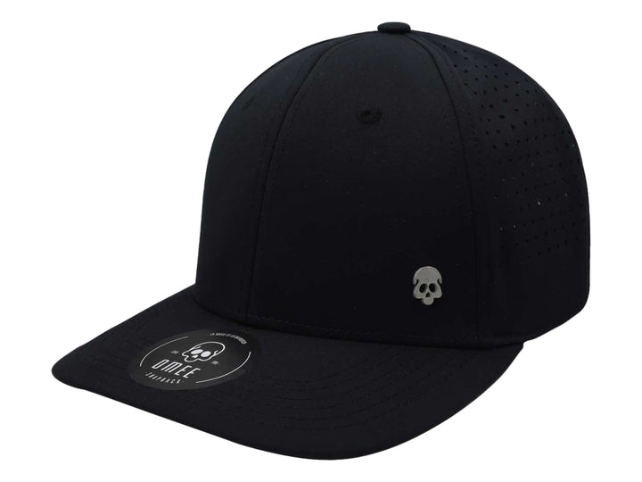 Gorra OMEE de color negro con visera plana y un pequeño detalle de calavera en el frente.
