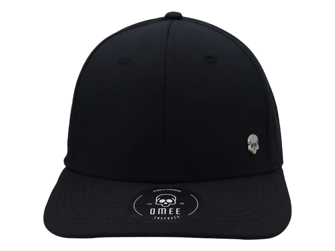 Gorra OMEE de color negro con visera plana y un pequeño detalle de calavera en el frente.