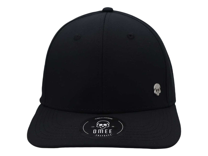 Gorra OMEE de color negro con visera plana y un pequeño detalle de calavera en el frente.