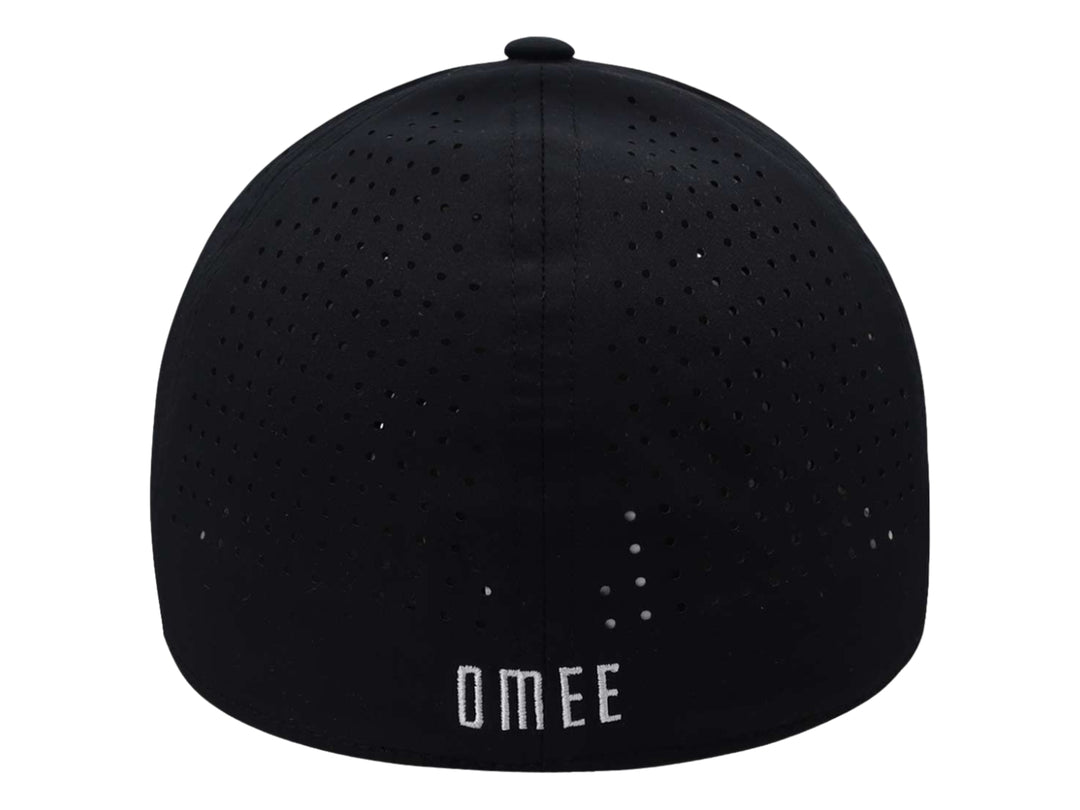 Gorra OMEE de color negro con visera plana y un pequeño detalle de calavera en el frente.