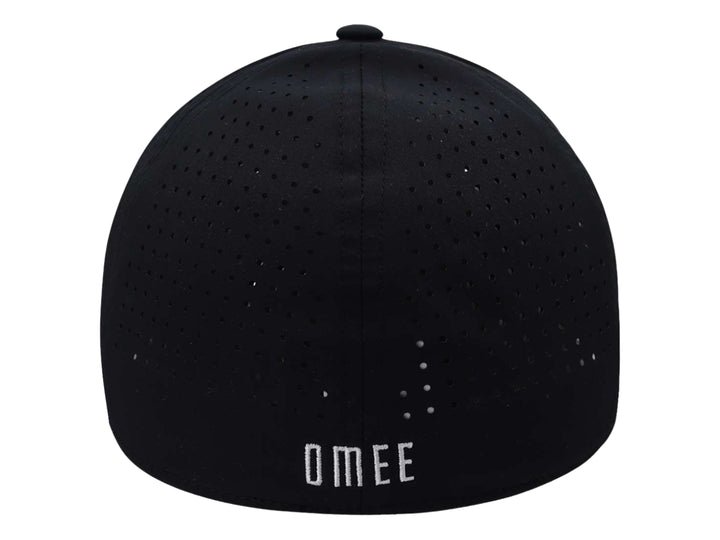 Gorra OMEE de color negro con visera plana y un pequeño detalle de calavera en el frente.