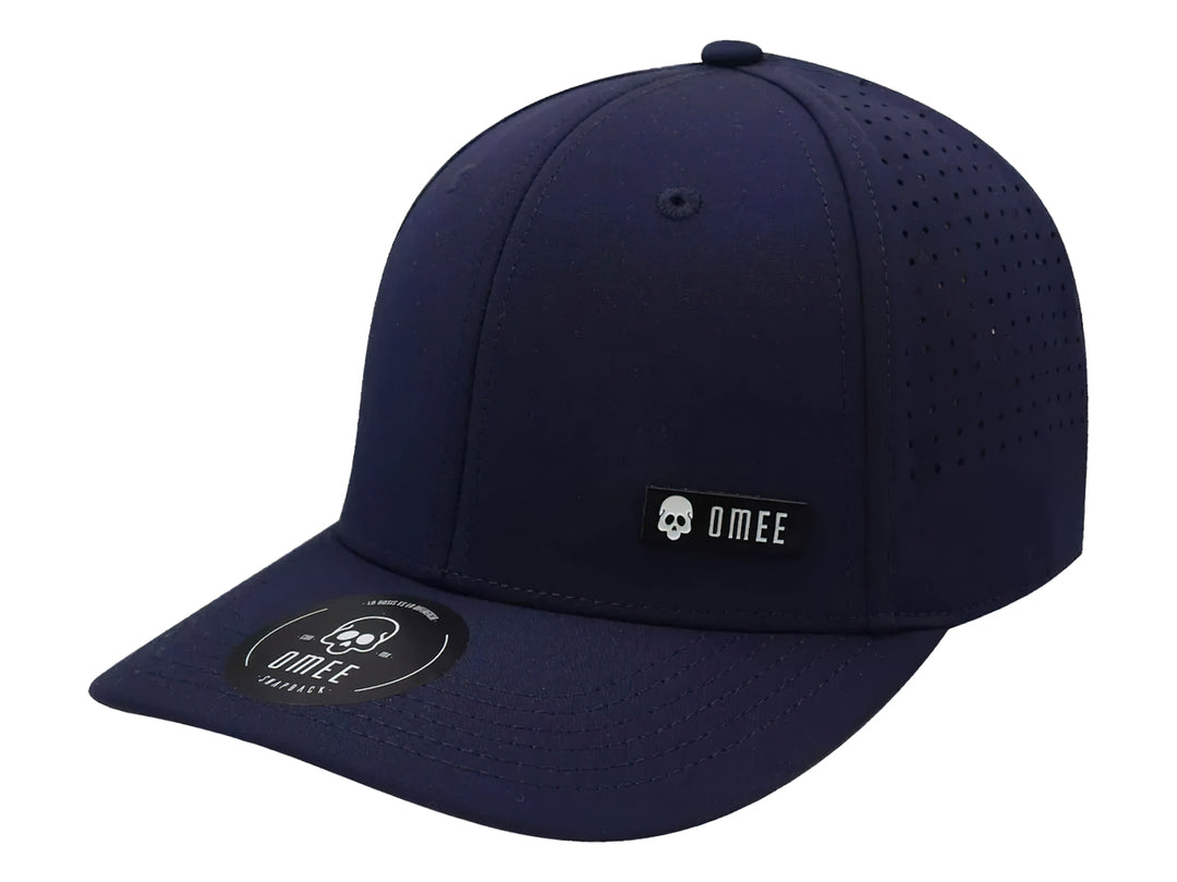 Gorra snapback color azul marino de la marca OMEE con visera plana y detalles perforados en los costados.