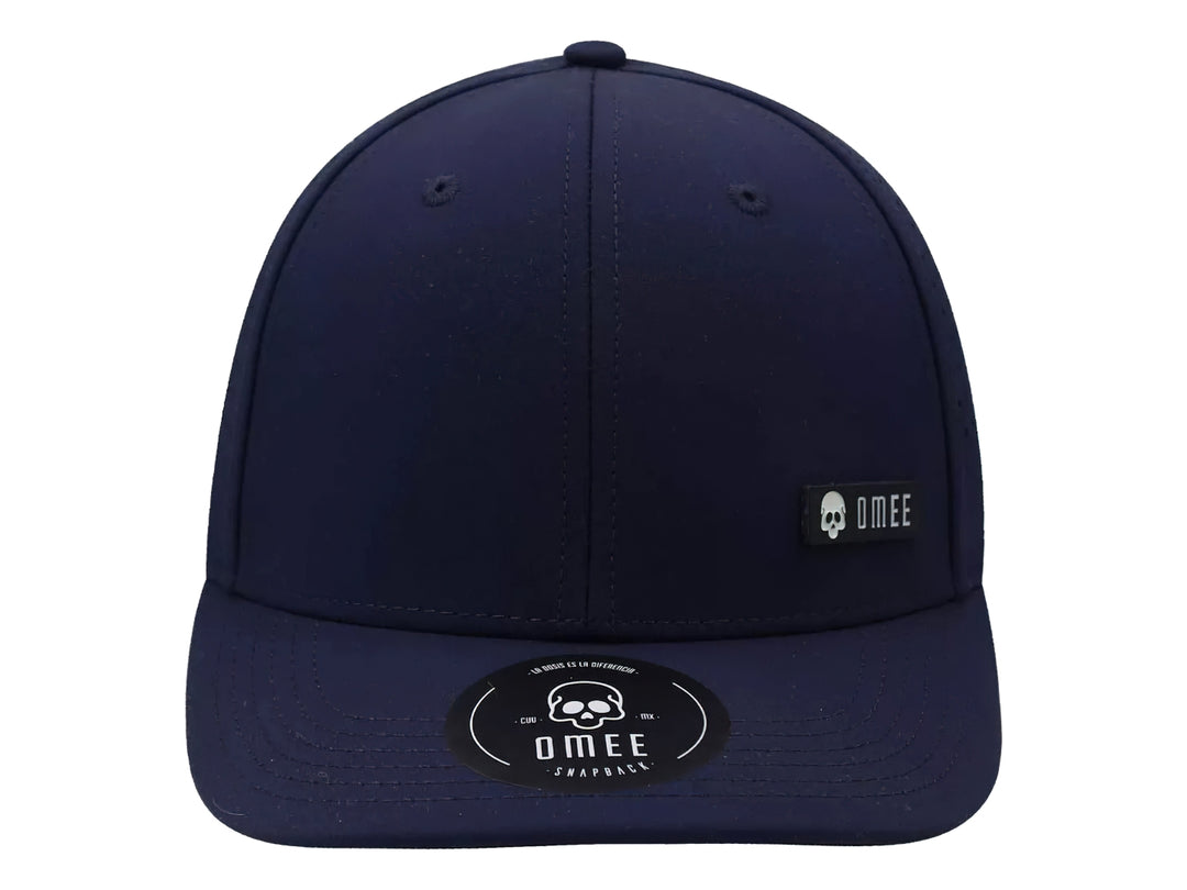 Gorra snapback color azul marino de la marca OMEE con visera plana y detalles perforados en los costados.