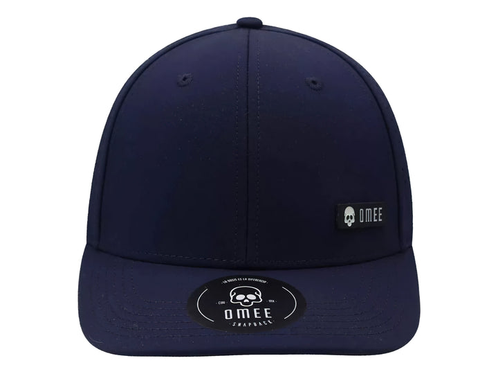 Gorra snapback color azul marino de la marca OMEE con visera plana y detalles perforados en los costados.